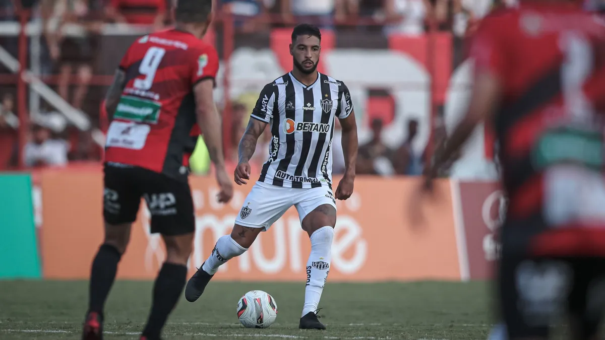 Atlético vence Pouso Alegre com gol nos acréscimos e assume liderança do Mineiro